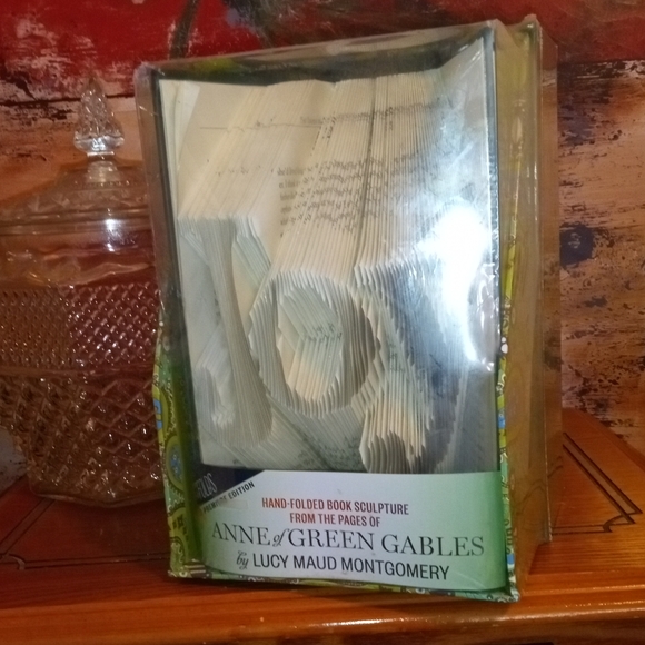 JOY Anne of Green Gables Book Sculpture - Picture 6 of 6